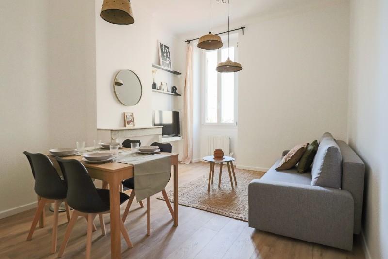 Aménagement d'un salon pour une location meublé sur Marseille : élégance et confort