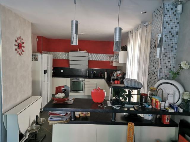 Cuisine mal agencée à réaménager dans maison moderne sur Marseille