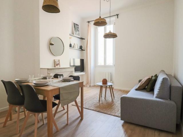 Aménagement d'un salon pour une location meublé sur Marseille : élégance et confort