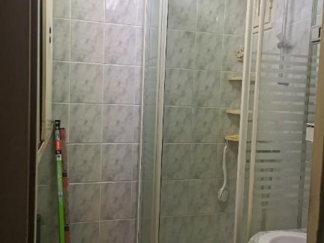 Petite salle de bain moderne pour colocation dans vieil appartement à Marseille